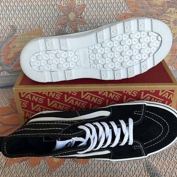 Vans WMNS Sentry Sk8-Hi
Black/White
VN0A5KY5BA2
Sneakers - Picture 8 of 16